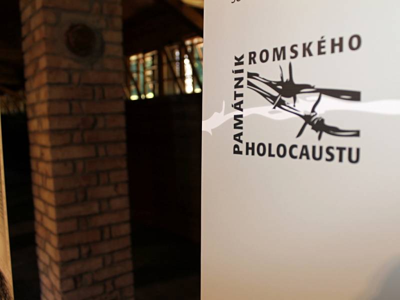 Muzeum romské kultury pořádá pietní shromáždění k uctění obětí holocaustu z bývalého cikánského tábora Žalov. Letos otevřeli první část nového památníku – zrekonstruovaný dřevěný barák.