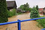 Po dvou bouřkách zatopila v pondělí voda v Černovicích několik domů a sklepů. 