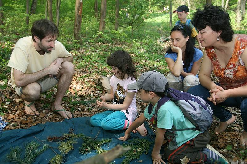 Spolek Okras připravil u adamovské studánky Ptačí svatyně ke Dni Země zajímavou akci pro děti i dospělé s podtitulem Dotkněte se lesa.