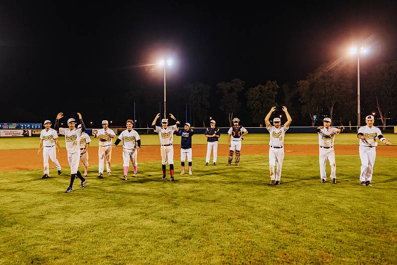 Blanenští baseballisté (v bílém) se zachránili v české extralize, když porazili tým Sokolu Hluboká.