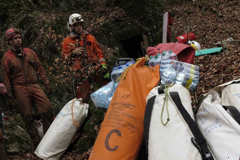 Jeskyňářovu nohu uvěznil v podzemí velký kámen. Hasiči a členové speleologické záchranné služby organizují jeho záchranu.