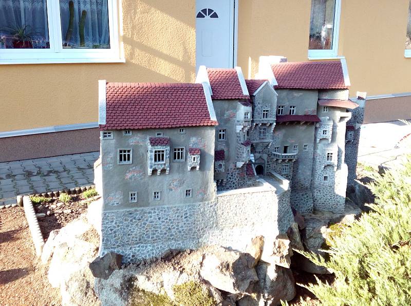 Na své přezahrádce postavil Miloš Buřt věrné kopie hradů Bouzova a Pernštejna.