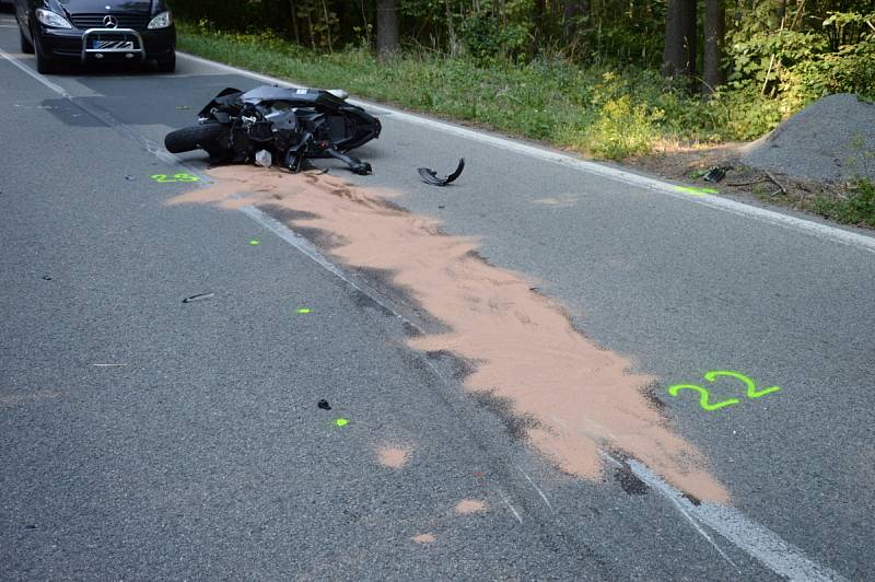 Tragicky skončila v sobotu odpoledne dopravní nehoda na silnici I/19 mezi obcemi Rozseč a Hodonín. Před půl třetí odpoledne se tam čelně srazil skútr s osobním autem. Na motorce jel dvaadvacetiletý mladík, který na místě těžkému zranění podlehl.