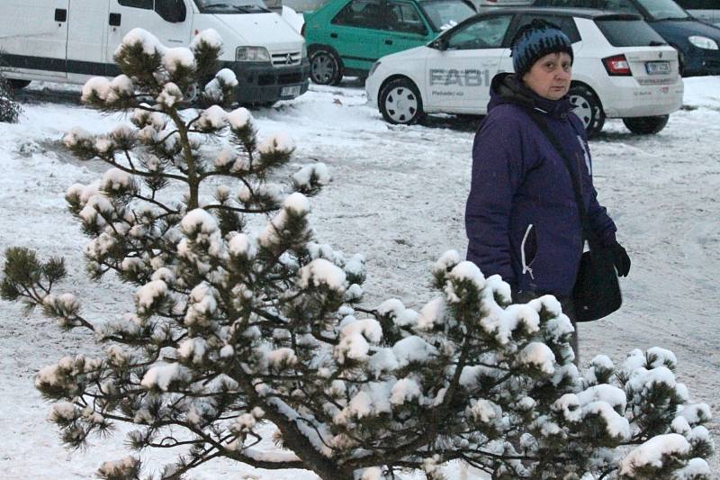 Přívaly sněhu vystřídala v ulicích Blanska na prosolených chodnících a silnicích břečka. Silničáři jsou stále v pohotovosti.