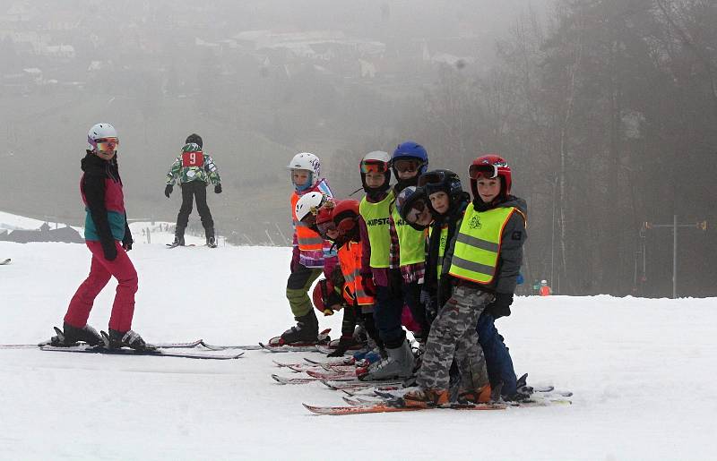 Děti ze základní školy ve Sloupu vyrazili na lyžařský kurz do ski areálu v Olešnici. Škola jezdí do areálu vyráží každoročně.