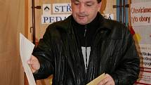 Na střední pedagogické škole v Boskovicích hodil do volební urny své hlasovací lístky v pátek krátce po druhé hodině také starosta Boskovic Jaroslav Dohnálek.