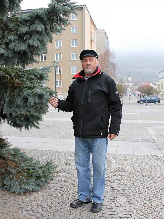 Vánoční strom na blanenském náměstí Republiky letos městu věnoval třiašedesátiletý Rudolf Lakota.