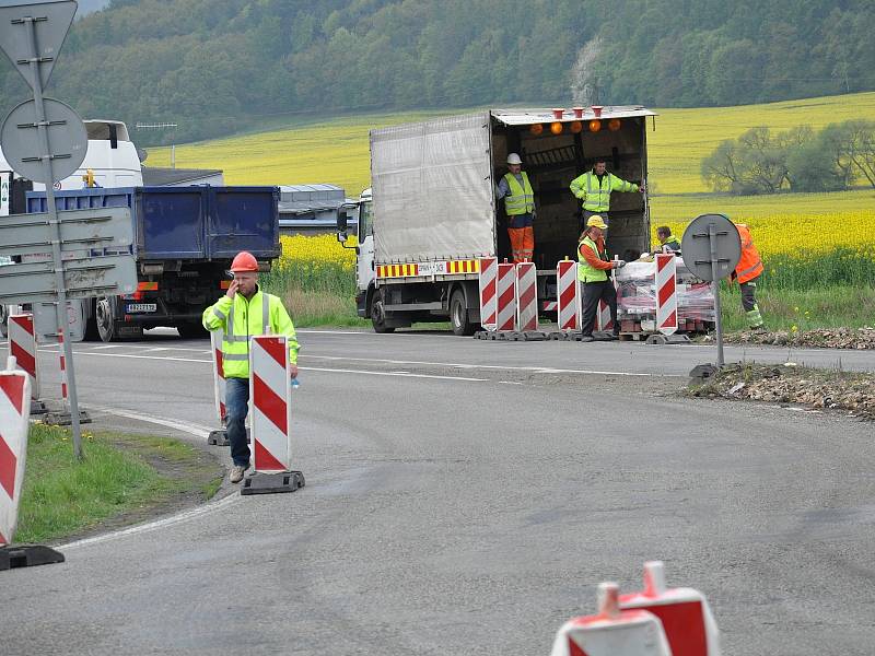 V úterý začala uzavírka silnice mezi Lipůvkou a Blanskem.