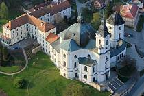 Velkolepý barokní chrám ve Křtinách na Blanensku je známým poutním místem. Na jeho hlavním oltáři stojí kamenná soška Panny Marie, která se podle pověsti měla v roce 1210 zjevit v sousední Bukovince.  