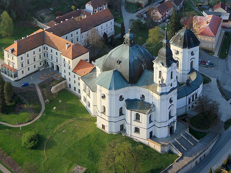 Velkolepý barokní chrám ve Křtinách na Blanensku je známým poutním místem. Na jeho hlavním oltáři stojí kamenná soška Panny Marie, která se podle pověsti měla v roce 1210 zjevit v sousední Bukovince.  