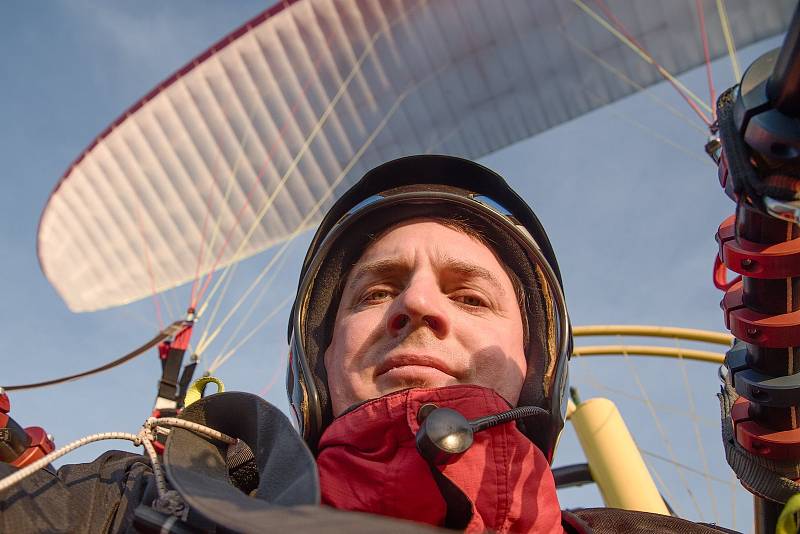 Adamovský farář Pavel Lazárek se léta věnuje létání na motorovém paraglidovém křídle. To později vyměnil za motorové rogalo. Foto: se souhlasem Pavla Lazárka