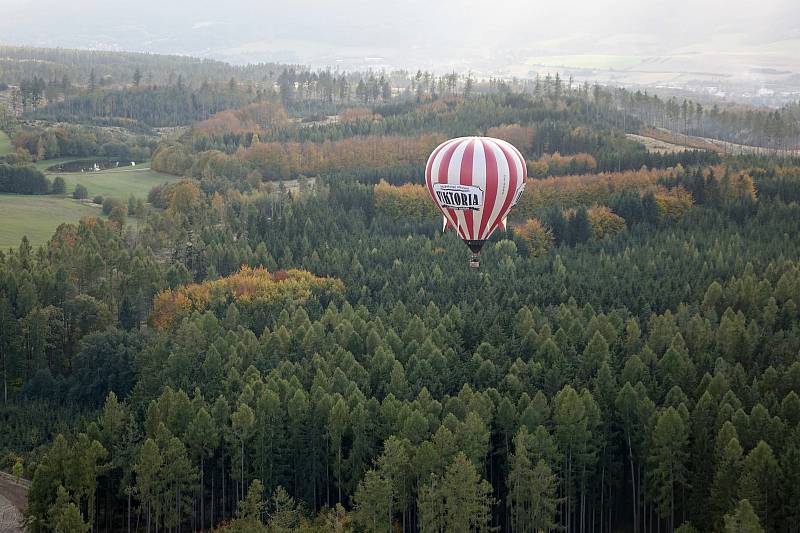 Ve vzduchu potkal motorový paraglidista Petr Buchta z Adamova horkovzdušný balon a vyfotografoval Macochu.