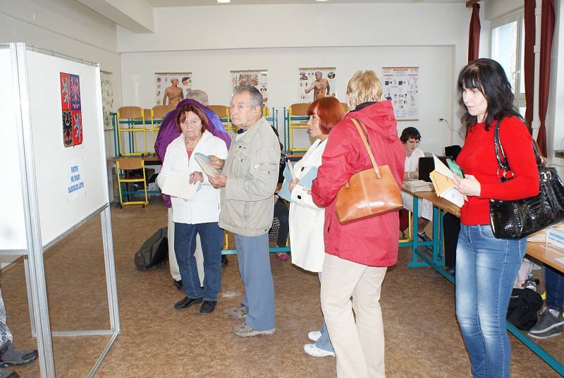 Několik volebních okrsků je v Blansku v budově střední školy v Bezručově ulici. Hned po otevření volebních místností tam proudily davy lidí.