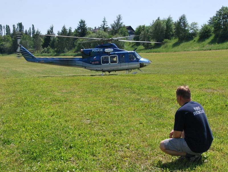 Záchranáři, policisté a hasiči cvičili na přehradě Křetinka.