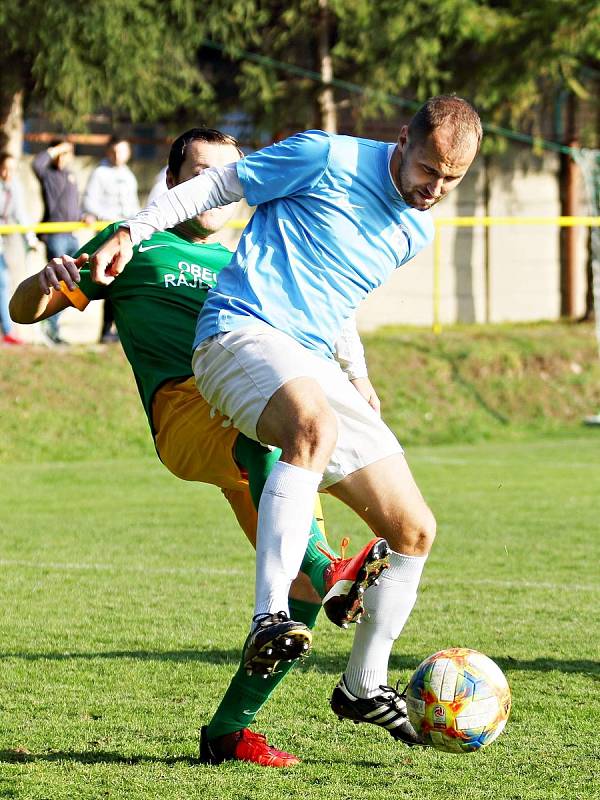 Okresní derby krajského přeboru fotbalistů zcela ovládli hosté v Boskovic (modré dresy). V Ráječku vyhráli vysoko 5:0.