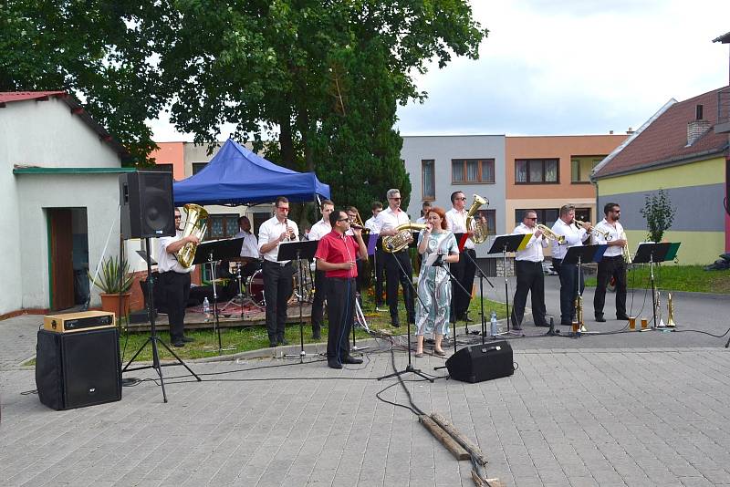 Kapela Bivojka na hodech v Ostrově u Macochy.