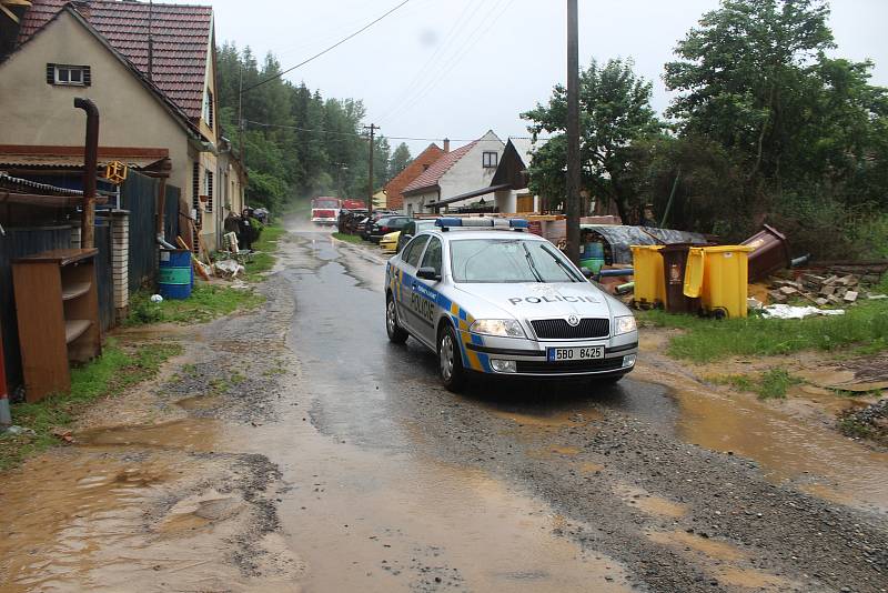 Strach mají lidé z Velké Roudky na Blanensku, kde v pondělí ráno po dvou týdnech znovu udeřila po přívalovém lijáku blesková povodeň. Ta byla menší než blesková povodeň 13. června, přesto voda z polí opět zaplavila sklepy, dvory a zahrady.