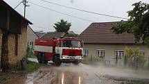 Strach mají lidé z Velké Roudky na Blanensku, kde v pondělí ráno po dvou týdnech znovu udeřila po přívalovém lijáku blesková povodeň. Ta byla menší než blesková povodeň 13. června, přesto voda z polí opět zaplavila sklepy, dvory a zahrady.