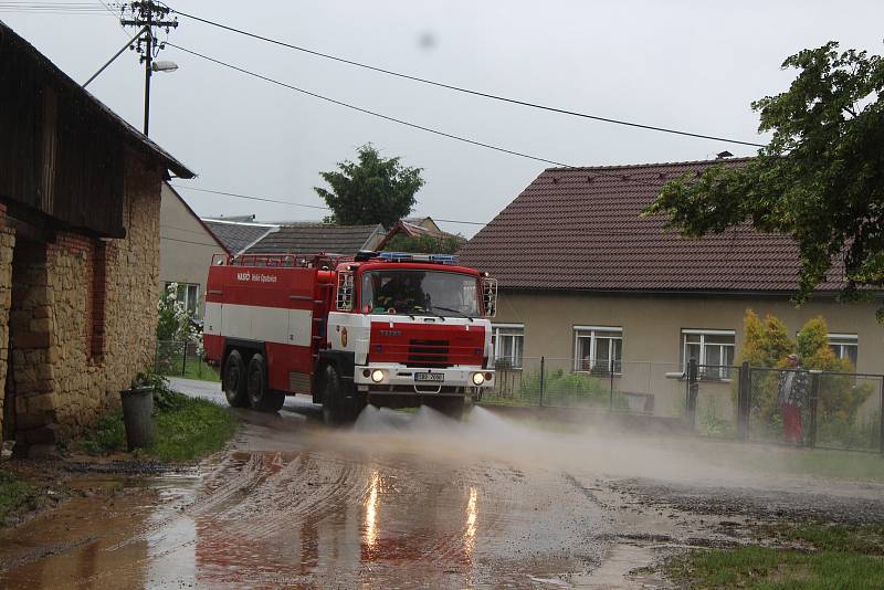 Strach mají lidé z Velké Roudky na Blanensku, kde v pondělí ráno po dvou týdnech znovu udeřila po přívalovém lijáku blesková povodeň. Ta byla menší než blesková povodeň 13. června, přesto voda z polí opět zaplavila sklepy, dvory a zahrady.