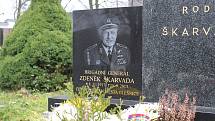 Pilot Britského královského letectva Zdeněk Škarvada by se 8. 11. 2017 dožil sta let. V jeho rodné Olešnici na jeho počest odhalili u vchodu základní školy pamětní desku