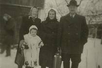 Paní Ženatová a její rodina v roce 1952.
