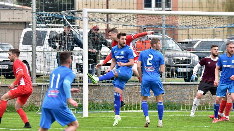 Blanenští fotbalisté (v červeném) remizovali na domácím hřišti s Otrokovicemi 1:1.