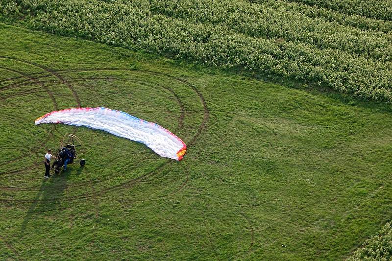 Poznáte v tradičním vzdušném kvízu motorového paraglidisty Petra Buchty z Adamova na Blanensku, která místa v regionu fotografoval tentokrát?