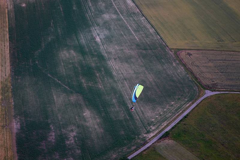 Paraglidista Petr Buchta z Adamova na Blanensku tentokrát vyměnil krásy Moravského krasu z ptačí perspektivy za kraj vinic, řeky Dyje a jezer pod Pálavou. Poznáte, nad kterými místy na Břeclavsku a v Rakousku létal? Se svolením Petra Buchty