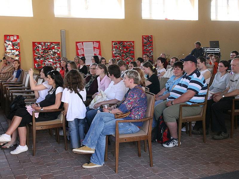 Biskupské gymnázium v Letovicích po dvaceti letech končí. Od prvního července zavře své brány. Letovičtí se s ním v sobotu rozloučili v jízdárně tamního zámku. Stylově, multikulturním festivalem BiGy Fest.