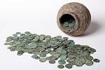 Dlouhá staletí odpočíval ukrytý pod zemí. Stříbrný poklad. Keramická nádoba napěchovaná stříbrnými mincemi ze druhé poloviny 11. a počátku 12. století.