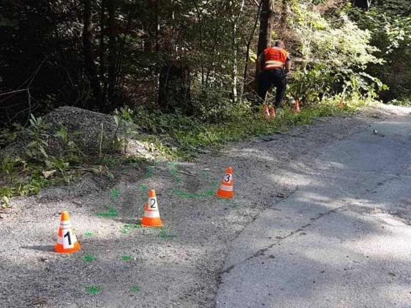 Cyklista vyjel mimo silnici a boural. Na místě zemřel.