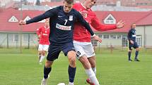 Druhého vítězství na hřiští soupeře dosáhl nováček Moravskoslezské fotbalové ligy FK Blansko (modré dresy) v Uherském Brodě, kde vyhrál 1:0.