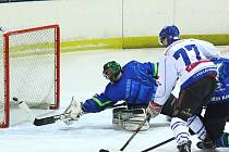 V prvním letošním kole krajské ligy prohráli hokejisté Dynamiters Blansko (v modrých dresech) s HHK Velké Meziříčí 1:6.