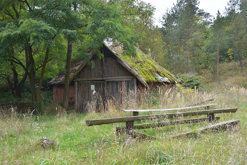 Starší pohled na zchátralý keltský skanzen Isarno. Ilustrační foto.