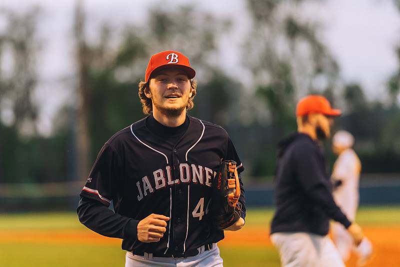 Blanenští baseballisté (ve světlém) na domácím hřišti dvakrát podlehli Jablonci.