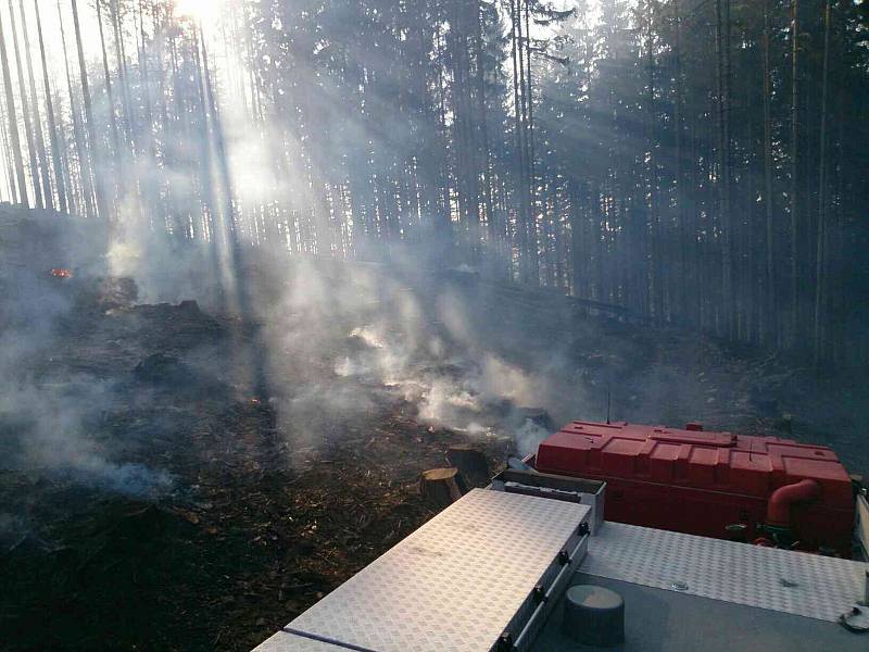 V pondělí odpoledne vyjížděli hasiči na Blanensku hned k deseti požárům.