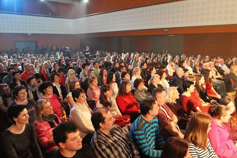 Koncert kapely Kryštof v blanenském dělnickém domě pro nemocného Libora Mašáta.