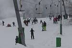 V Olešnici odstartovali lyžařskou sezonu. Jede zatím jen kotva. V Hodoníně u Kunštátu jen zasněžují. Otevřou zřejmě další víkend.
