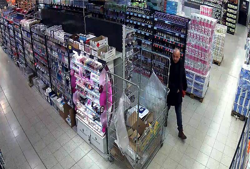 Na Blanensku a v regionu Brno - venkov řádí zloděj, který využívá nepozornosti nakupujících v supermarketech. V dosud nahlášených případech se zaměřil v obchodech zejména na důchodkyně.