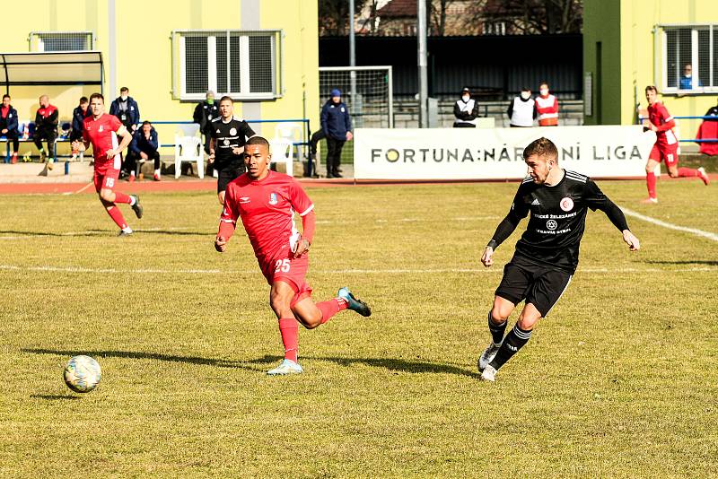 Blanenští fotbalisté (v červeném) na úvod jarní části FORTUNA:NÁRODNÍ LIGY porazili Třinec 2:0.