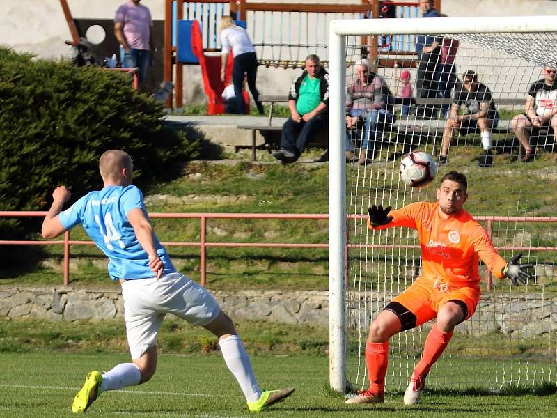 V okresním derby krajského přeboru fotbalisté Boskovic (modré dresy) podlehli Olympii Ráječko 0:2.