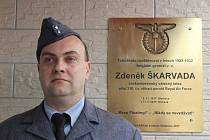 Pilot Britského královského letectva Zdeněk Škarvada by se 8. 11. 2017 dožil sta let. V jeho rodné Olešnici na jeho počest odhalili u vchodu základní školy pamětní desku