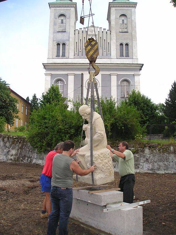 Nový park před evangelickým kostelem vzniká v těchto dnech ve Vanovicích. Jeho dominantou bude socha Jana Amose Komenského. Tu v pondělí za pomoci jeřábu dělníci usadili na její nové místo.