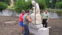 Nový park před evangelickým kostelem vzniká v těchto dnech ve Vanovicích. Jeho dominantou bude socha Jana Amose Komenského. Tu v pondělí za pomoci jeřábu dělníci usadili na její nové místo.