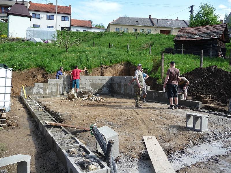 Stavba hasičské zbrojnice už je v plném proudu. 