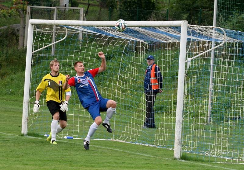 Pouť fotbalistů FK Blansko (v modročerveném) Pohárem České pošty skončila. Ve druhém kole. Blanenský divizní tým poslal v úterý ze hry ven Frýdek-Místek z druhé ligy. V Blansku vyhrál 4:1.