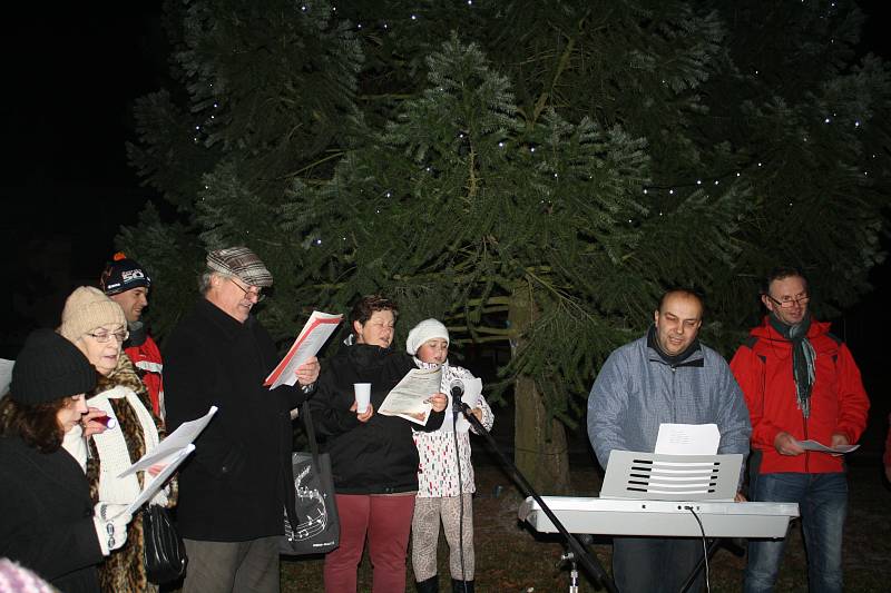 V Doubravici nad Svitavou se u vánočního stromu na náměstí Svobody ke zpívaní sešlo asi 140 malých i velkých zpěváků. Na klávesy je doprovodil varhaník Pavel Plhoň.