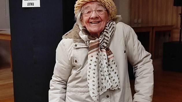 Paní Vlasta Pechová přišla v pátek do volební místnosti v adamovském kulturním domě v sídlišti Ptačina v dobrém rozmaru. A to je jí už šestadevadesát let. V pětitisícovém městě na Blanensku je v současnosti druhou nejstarší obyvatelkou.