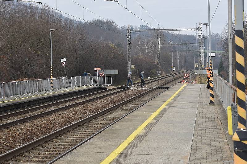 Ve středu uzavřeli železničáři přejezd na Staré Blansko. Do otevření nového podchodu musejí pěší po provizorním přechodu na konci nástupiště.