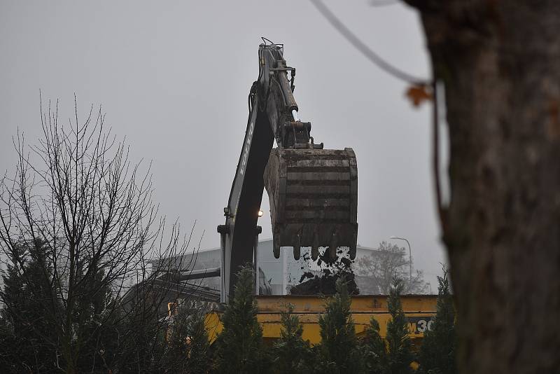 Blanenská lokalita "Skleníky" v ulici Poříčí. Bývalé zahradnictví s rozsáhlými skleníky vystřídá obchodní centrum.